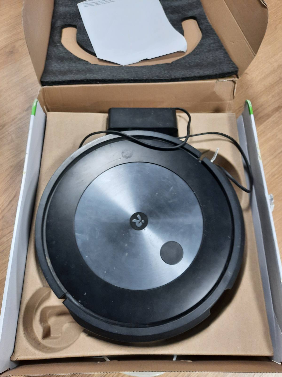 183007 - iROBOTÂ® RoombaÂ® j7 Fshesë Robotike me Wi-Fi, Hartëzim, FurÃ§a të Dyfishta Gome për të Gjitha Dyshemetë, Zbulim dhe Shmangie Objektesh, Mëson dhe Përshtatet me Shtëpinë tuaj