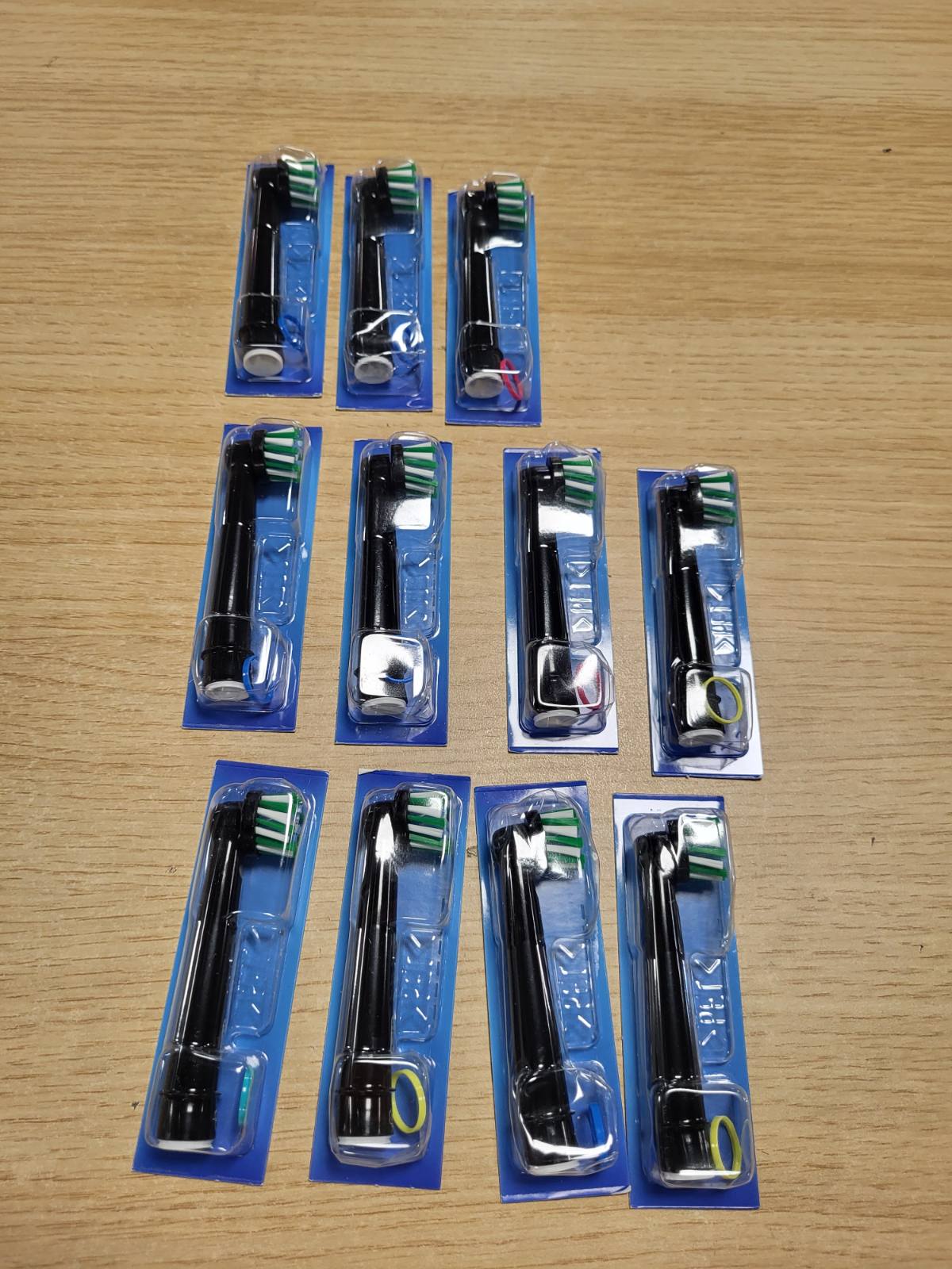 289761 - ORAL-B Koka Furçash Zëvendësuese PRO CrossAction, të Zeza, Pako me 11 Furça
