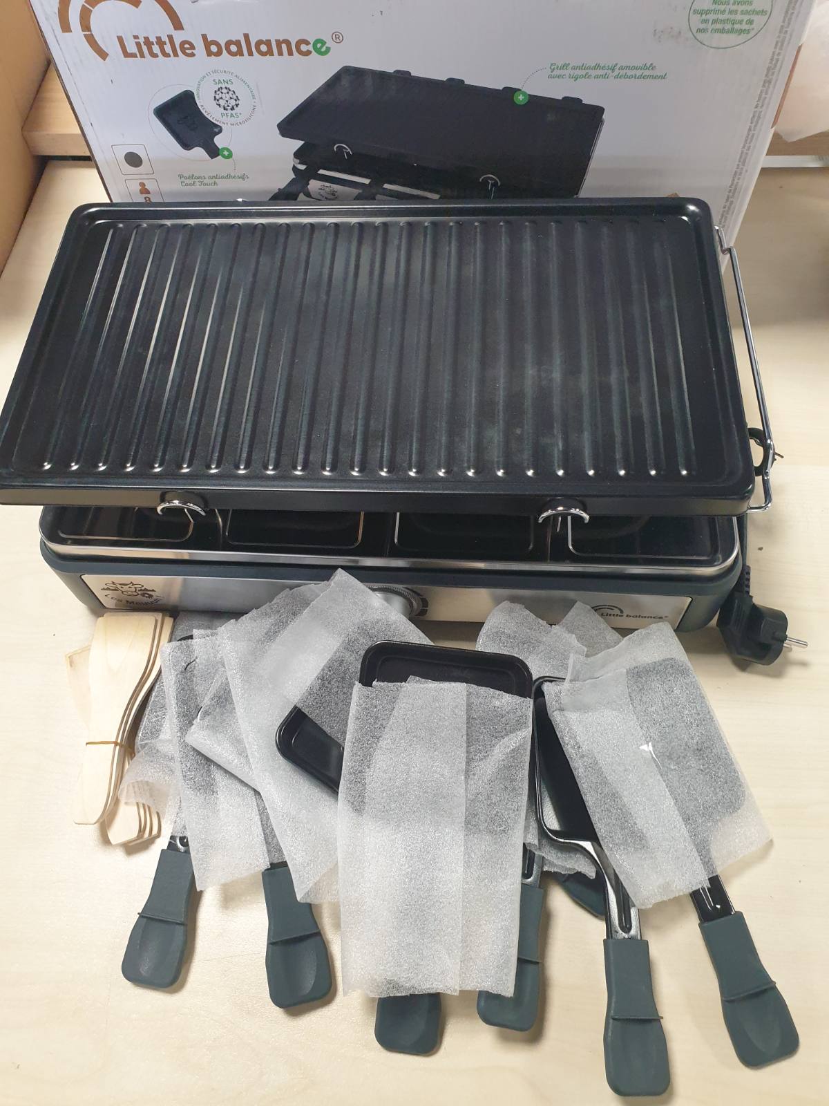 162460 - LITTLE BALANCE - Skarë Drejtkëndëshe me Raclette, Maxi Grill & Cheese, 1400W, e Përshtatshme për 8 Persona, Dizajn i Mustardës/Pipërit