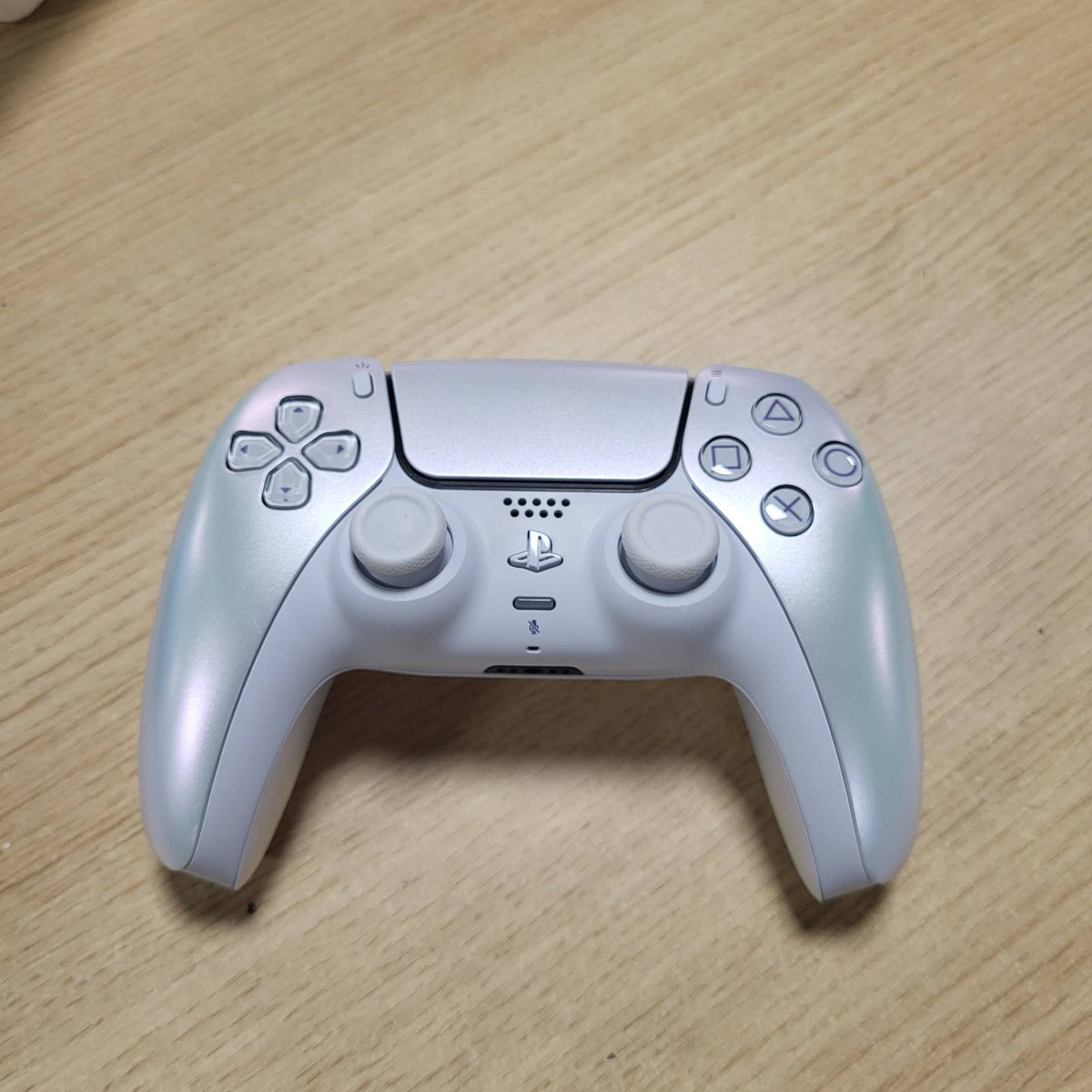 308683 - PLAYSTATION 5 Kontrolluesi pa tel DualSense® - Chroma Pearl