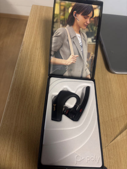 158476 - HP Poly Voyager Legend 50-M Headset UC – Kufje mono pa tela me Bluetooth, me rreze veprimi deri në 30 m, rezistencë 16 Ohm, frekuencë 100 Hz–20 kHz, dizajn në vesh dhe pas veshit, me mikrofon të integruar.