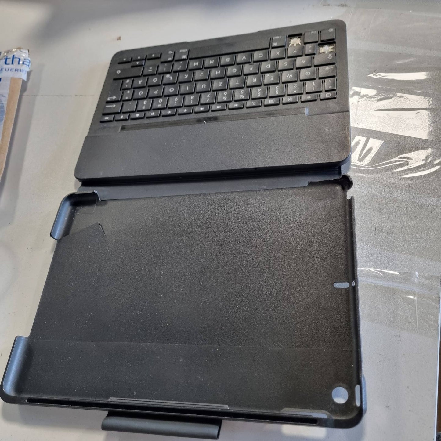 319392 - LOGITECH Kutia e tastierës Slim Folio për iPad (gjenerata e 7-të, 8-të dhe 9-të) me tastierë të integruar pa tel, paraqitje gjermane QWERTZ - Grafit