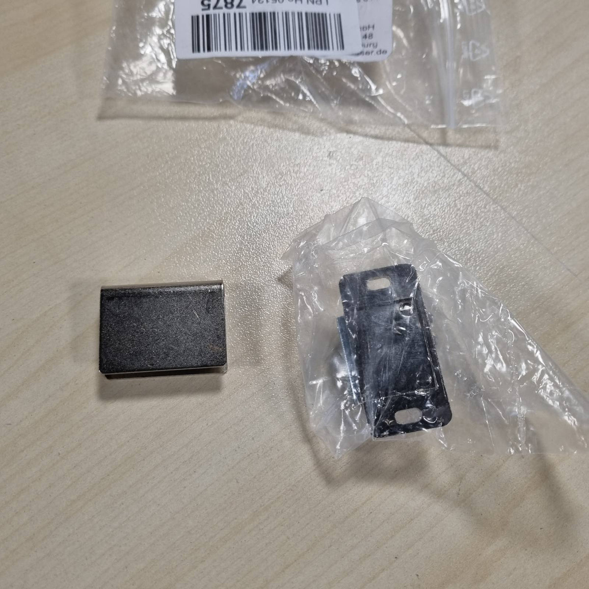 300853 - ELIGA Magnet dere me vidë, pllakë montimi në formë U për dyer xhami 8 mm