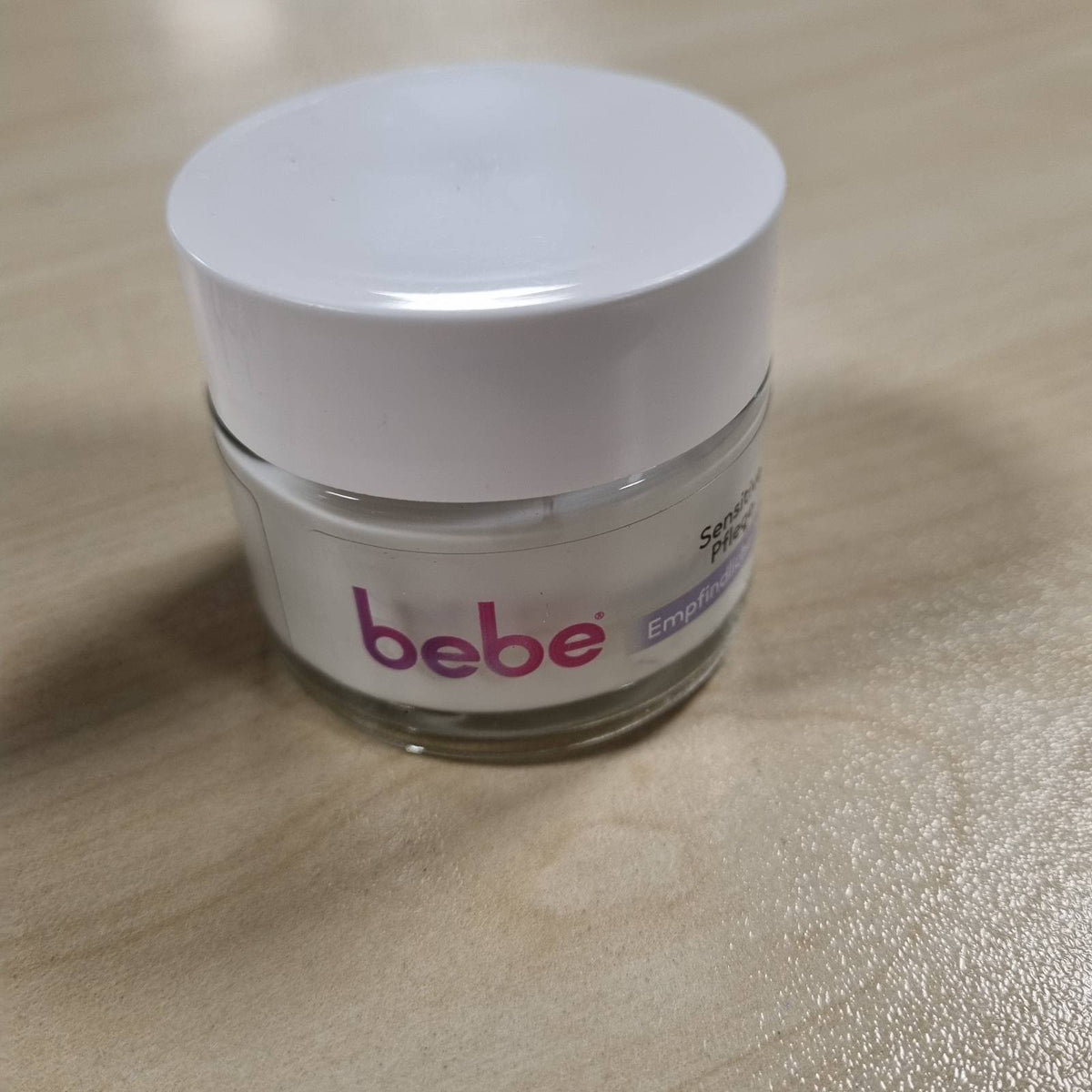 302635 - BEBE SENSITIVE CARE 50ml - Hidratim 24 orësh për lëkurë të ndjeshme me gjalpë shea, ndihet këndshëm në lëkurë dhe ka një aromë delikate.