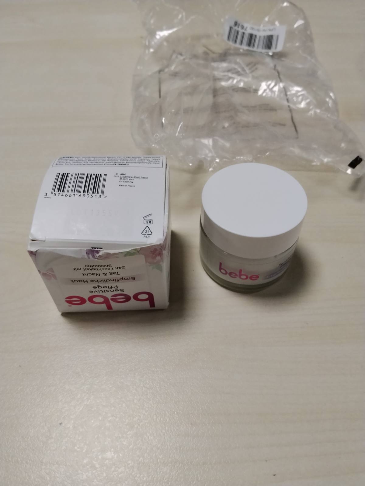302634 - BEBE SENSITIVE CARE 50ml - Hidratim 24 orësh për lëkurë të ndjeshme me gjalpë shea, ndihet këndshëm në lëkurë dhe ka një aromë delikate.