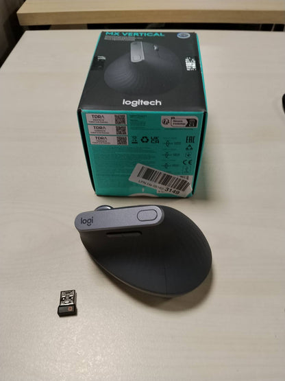 299292 - LOGITECH Lift Maus Vertikal Ergonomik, Pa Tel, Marrës Bluetooth/Logi Bolt USB, 4 Butona, i pajtueshëm me Windows/macOS/iPadOS, Gri