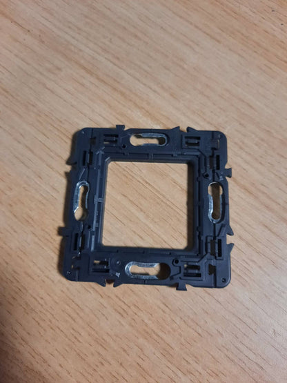 207130 - LEGRAND - Mbështetëse Montimi Batibox për Fiksimin me Vidë, 2 Module