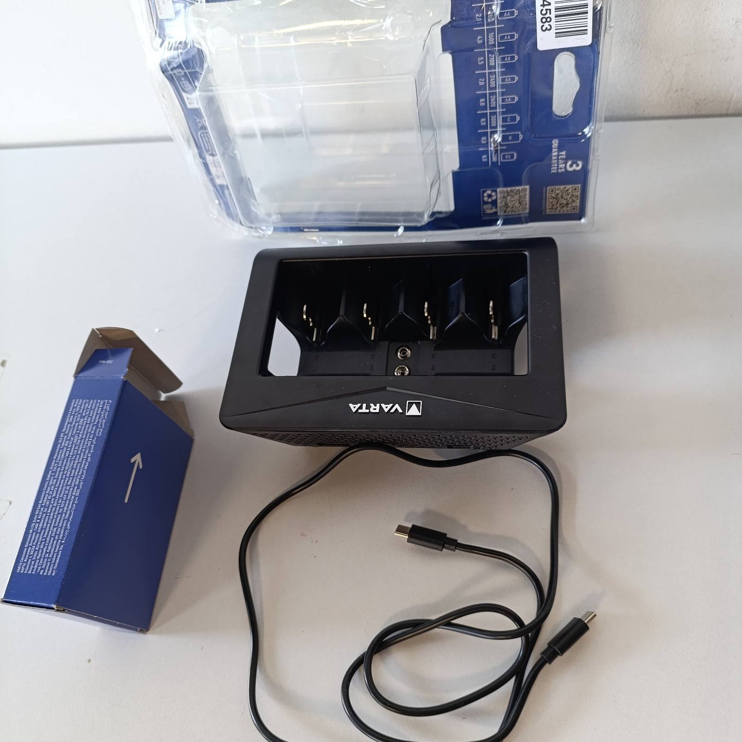 316553 - VARTA Karikues për 2/4 bateri AA/AAA/C/D ose 1 bateri 9V - LCD Universal Charger+, me adaptor rryme/USB-C/adaptor makine 12V, përfshirë 4 bateri AA 2600mAh