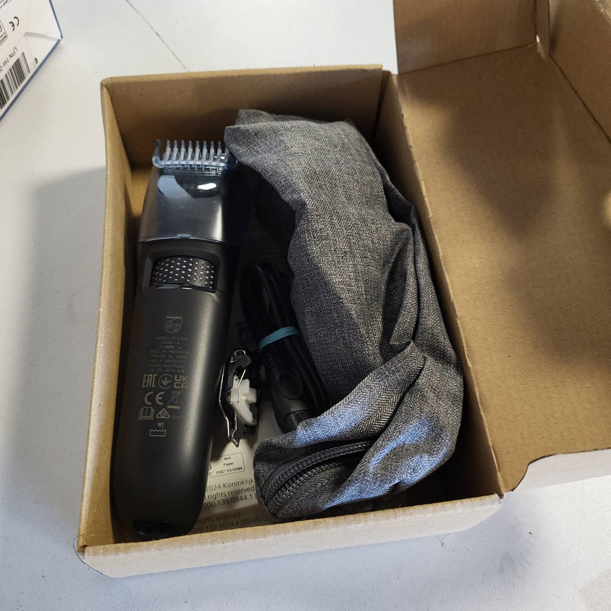 315605 - PHILIPS Makinë prerëse për mjekër Seria 5000, Vetë-mprehëse, Tehe metalike, 40 cilësime gjatësie, Teknologji BeardSense, 100% rezistente ndaj ujit, Modeli BT5765/15