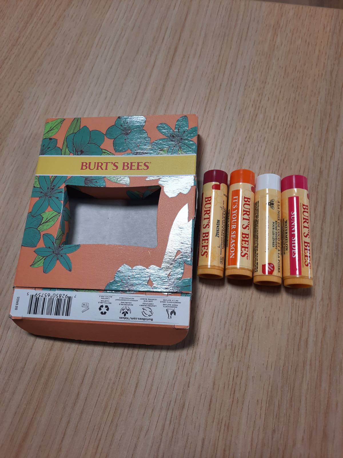 318623 - BURT'S BEES Set Dhurate për Balsam Buzësh, 4 balsame buzësh (Shegë, Kokos, Dardhë, Mandarinë e ëmbël), 4 x 4.25 g