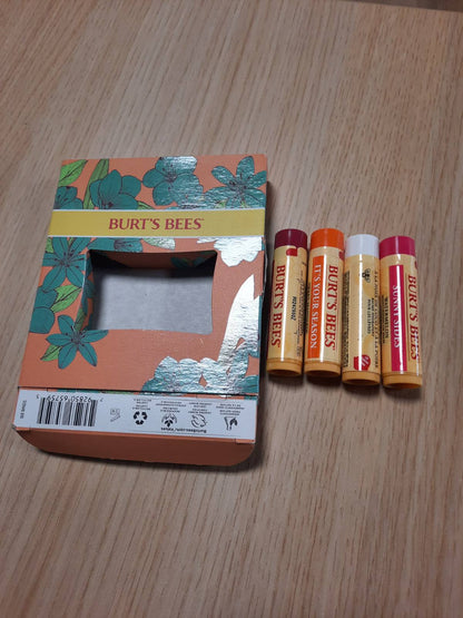318623 - BURT'S BEES Set Dhurate për Balsam Buzësh, 4 balsame buzësh (Shegë, Kokos, Dardhë, Mandarinë e ëmbël), 4 x 4.25 g