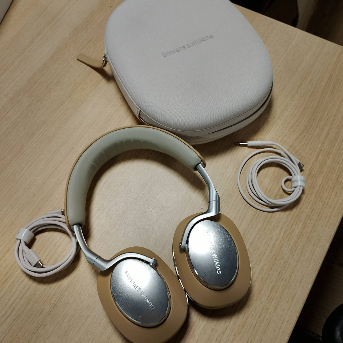 319272 - BOWERS & WILKINS Kufje Px8 me Anulim Zhurme, Pa Tel, Bluetooth 5.0, Karikim i Shpejtë, 30 Orë Dëgjim me Rezolucion të Lartë, Mikrofon i Integruar - Bezhë