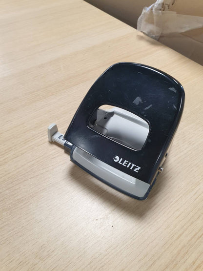 296340 - LEITZ Shpues vrimash metalike për zyra, për 25 fletë, shinë udhëzuese me shenja formati, dizajn ergonomik, e zezë, seria NeXXt, 50050095