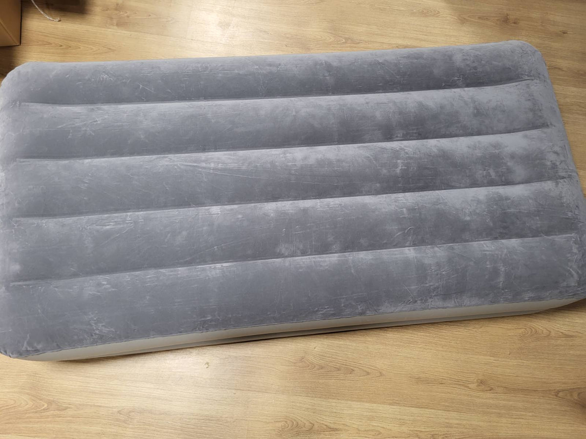 313434 - INTEX Dyshek me ajër DuraBeam për 1 person, 99x191x30 cm, kapacitet 136 KG, me pompë elektrike USB të integruar, material Fiber-Tech, për kamping dhe mysafirë (64112)