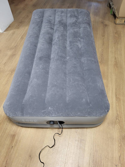 313434 - INTEX Dyshek me ajër DuraBeam për 1 person, 99x191x30 cm, kapacitet 136 KG, me pompë elektrike USB të integruar, material Fiber-Tech, për kamping dhe mysafirë (64112)