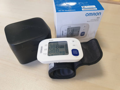 302912 - OMRON Monitor automatik i tensionit të gjakut për kyçin e dorës RS4, i validuar klinikisht, me memorie, sensor pozicionimi për matje të saktë, kontroll i përshtatshmërisë së manshetës