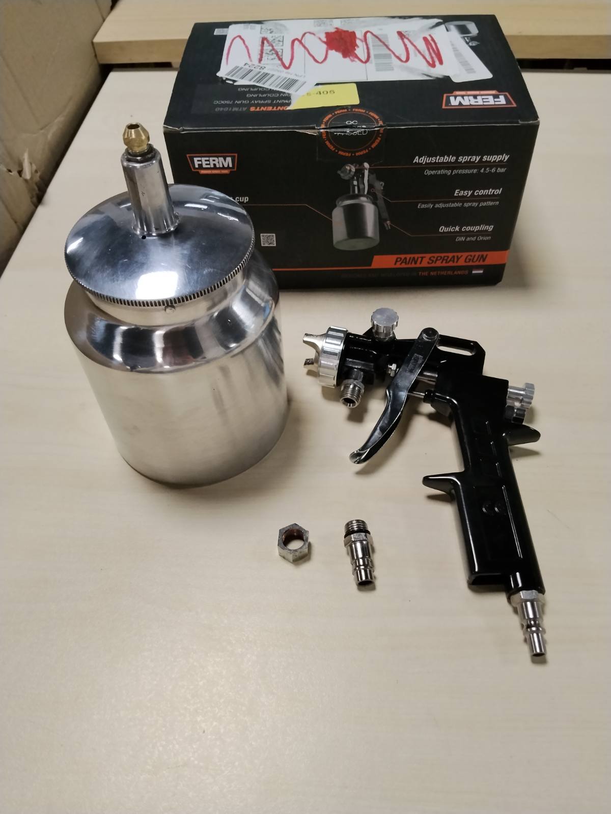 313336 - FERM Pistoletë spërkatëse boje me furnizim graviteti 750cc, shkalla maksimale e rrjedhjes 6.5cfm