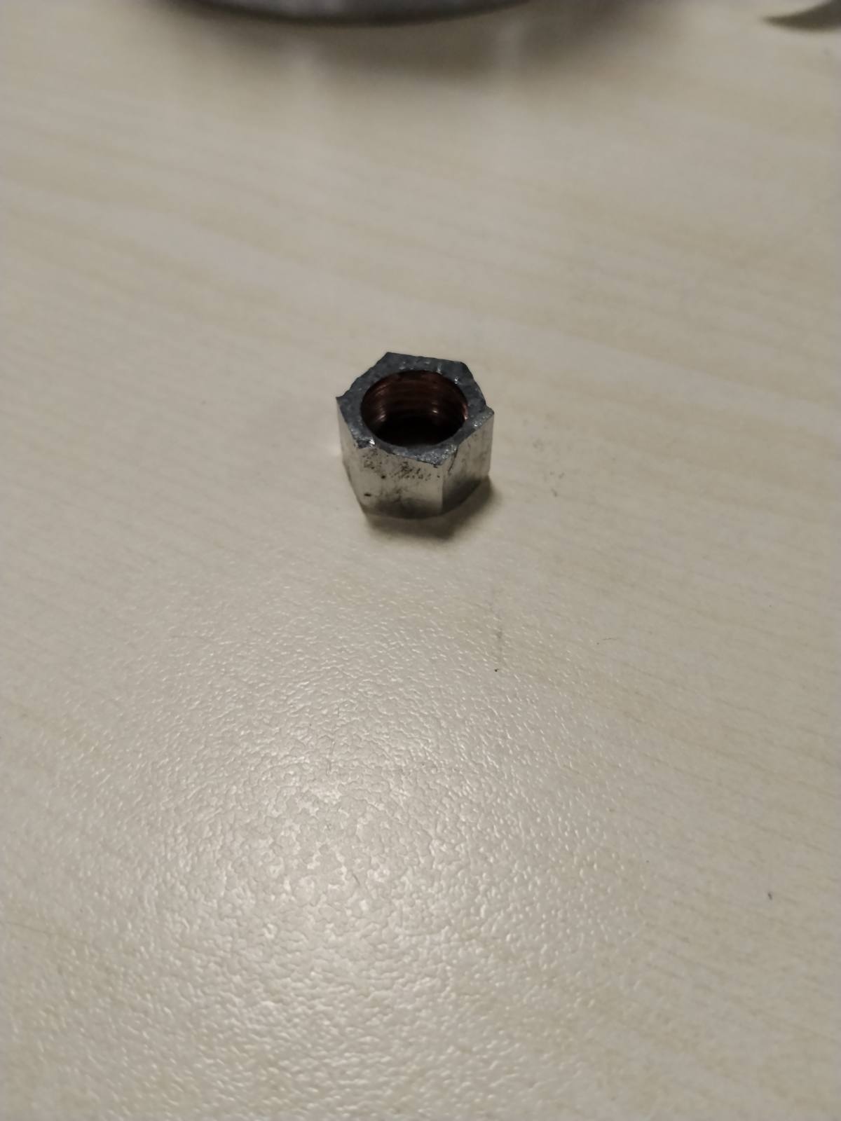 313336 - FERM Pistoletë spërkatëse boje me furnizim graviteti 750cc, shkalla maksimale e rrjedhjes 6.5cfm