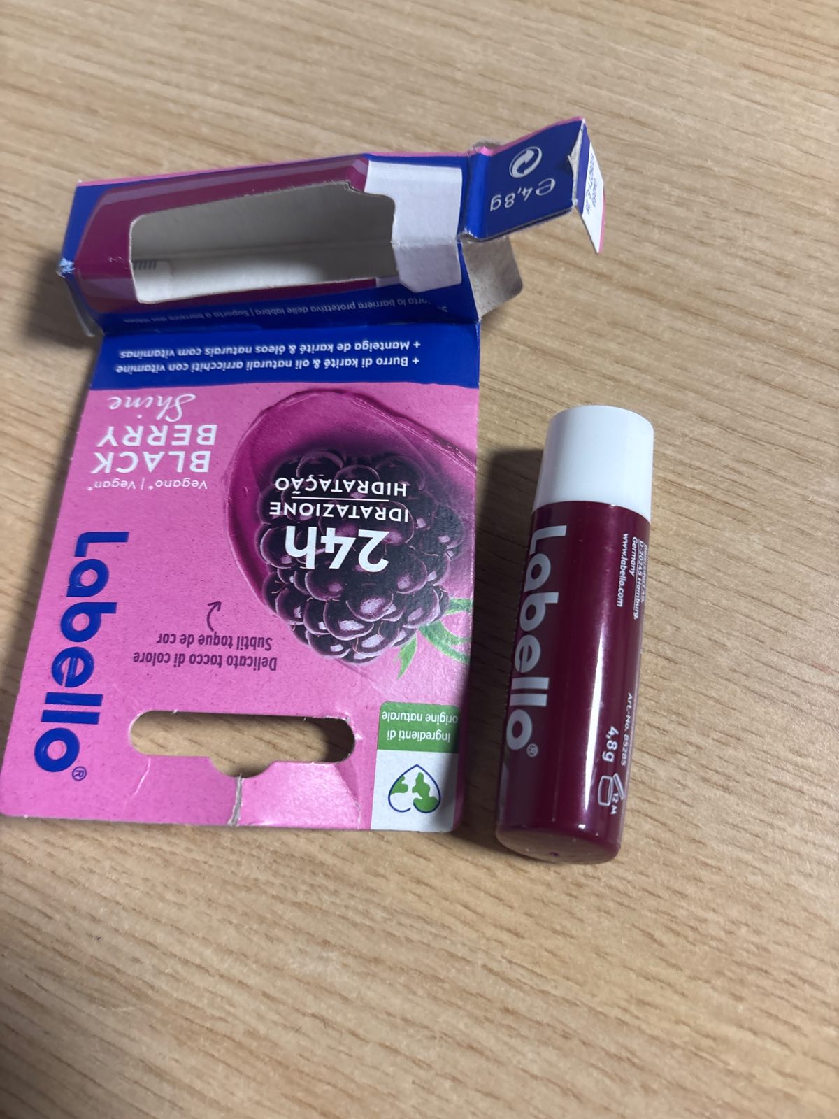 302675 - LABELLO - Balsam buzësh Blackberry Shine (4.8 g) - Balsam hidratues 24-orësh me përbërës natyralë