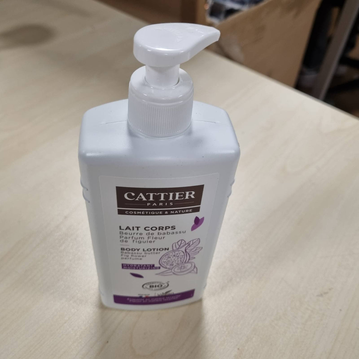 301010 - CATTIER PARIS Losion Hidratues për Trupin Gjalpë Babassu - Aromë Lulesh Fiku - Krem Vegan për Trupin - Etiketë e bërë nga 100% plastikë e ricikluar - 500ml