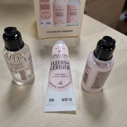 300941 - L'OCCITANE Set dhuratash për Krishtlindje Cherry Blossom House - Xhel dushi 250ml, locion trupi 250ml, krem duarsh 30ml - Prodhuar në Francë