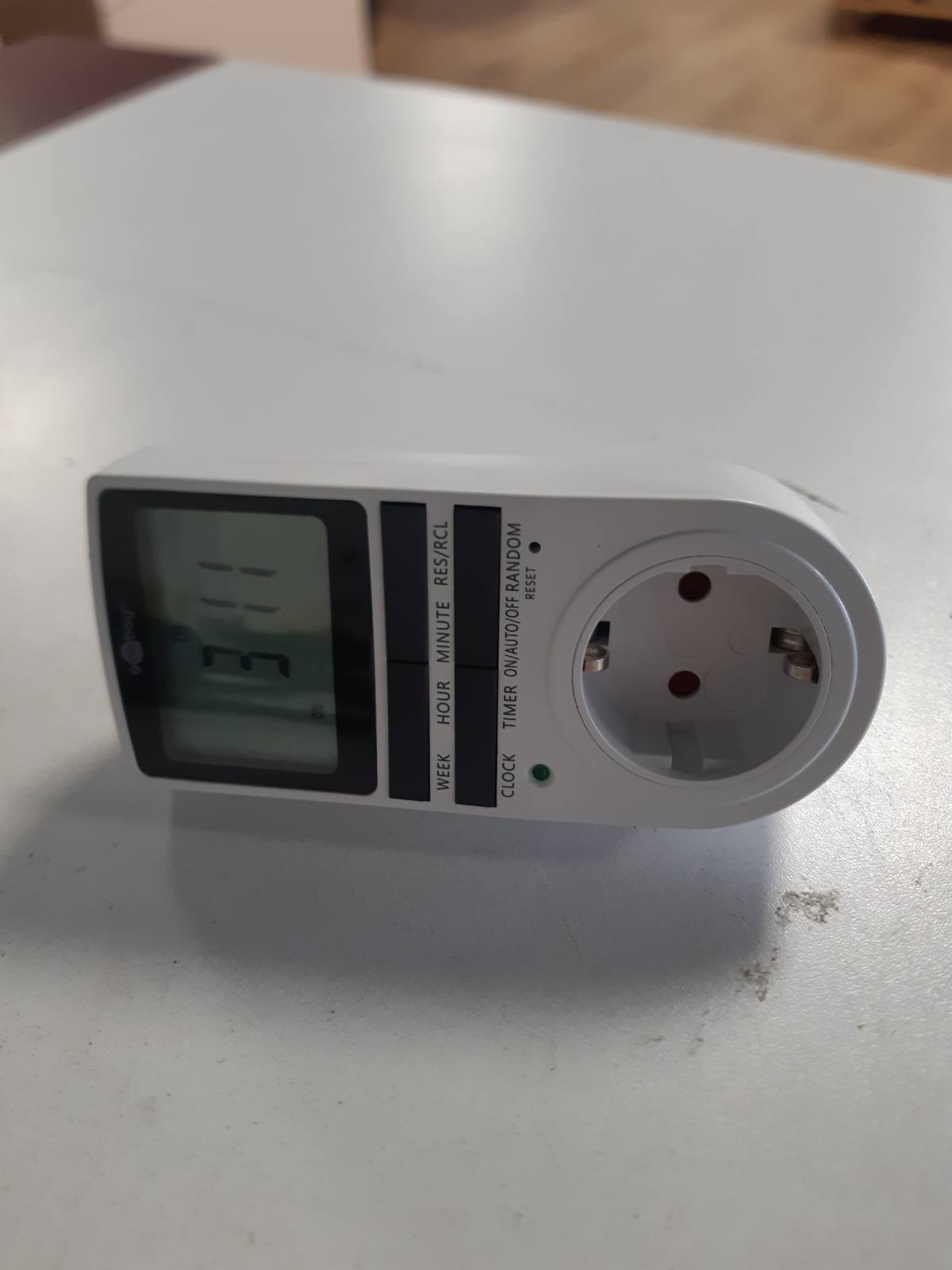 185820 - GOOBAY 64900 Kohëmatësi Digital i Prizës me 10 Programe Ditore, Modalitet Anti-Vjedhje, Ekran të Madh, i Programueshëm, 3680W në 230V (AC) dhe 16A, i Bardhë (Versioni Gjerman)