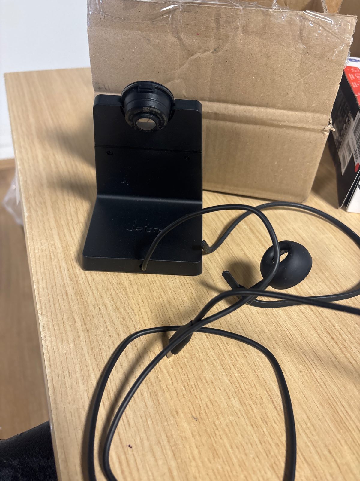 158425 - Jabra Evolve 65 TE – Stacion karikimi për kufjet Jabra Evolve 65 TE.
