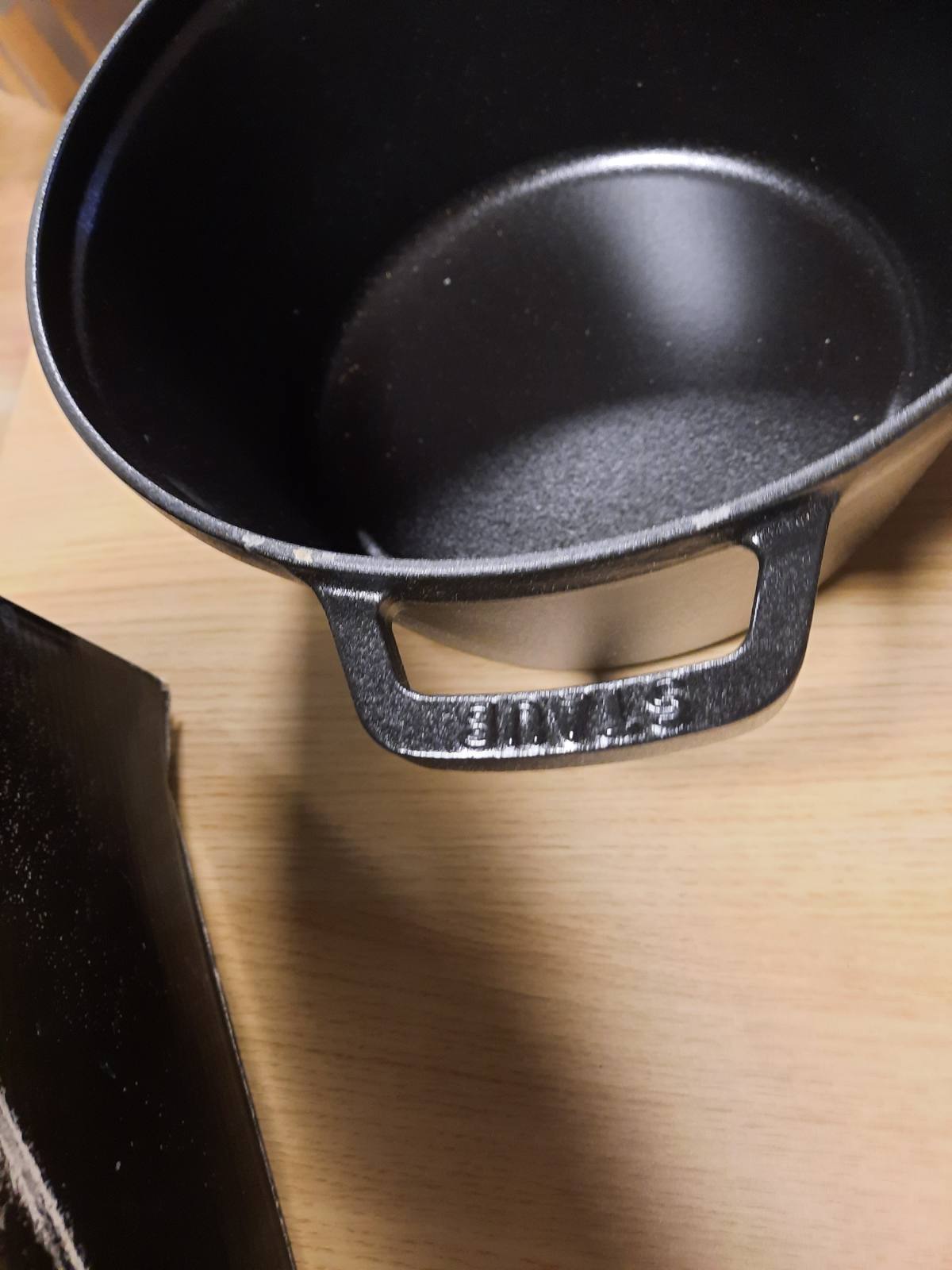 320774 - STAUB Set enësh gatimi La Cocotte, tenxhere e rrumbullakët prej gize të zezë me 2 pjesë