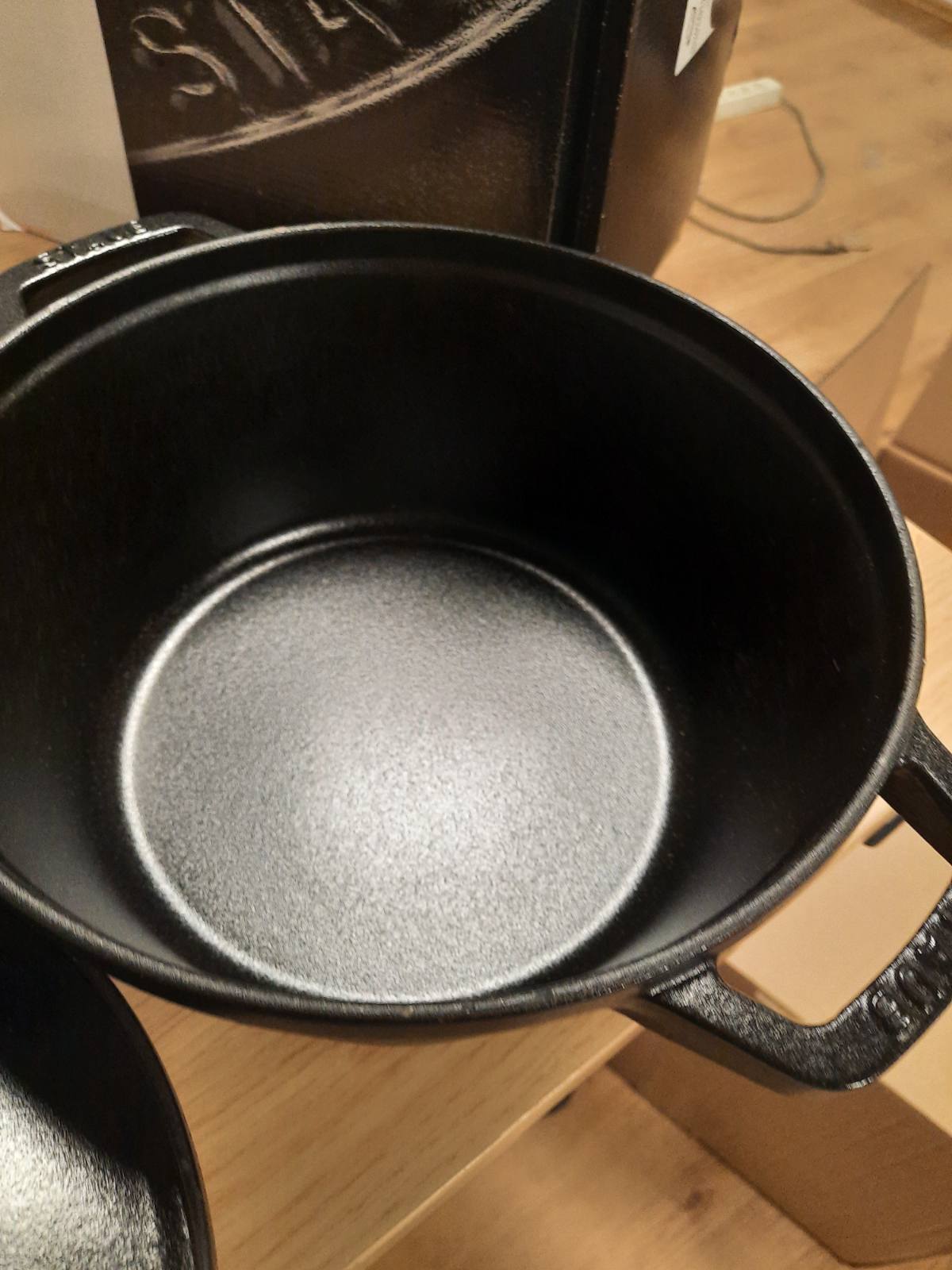 320774 - STAUB Set enësh gatimi La Cocotte, tenxhere e rrumbullakët prej gize të zezë me 2 pjesë