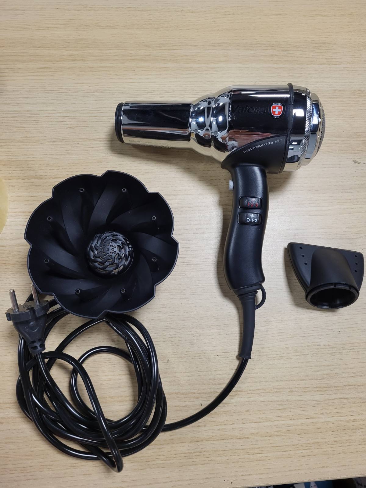 315352 - arëse flokësh profesionale Swiss Steel Master Light, 2000 W, çelik i kromuar, 3 cilësime temperature, gjenerator jonik