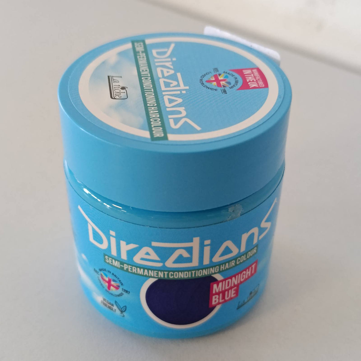 301426 - LA RICHE NGJYRË GJYSMË-PERMANENTE PËR FLOKË 88ML - BLU MESNATE