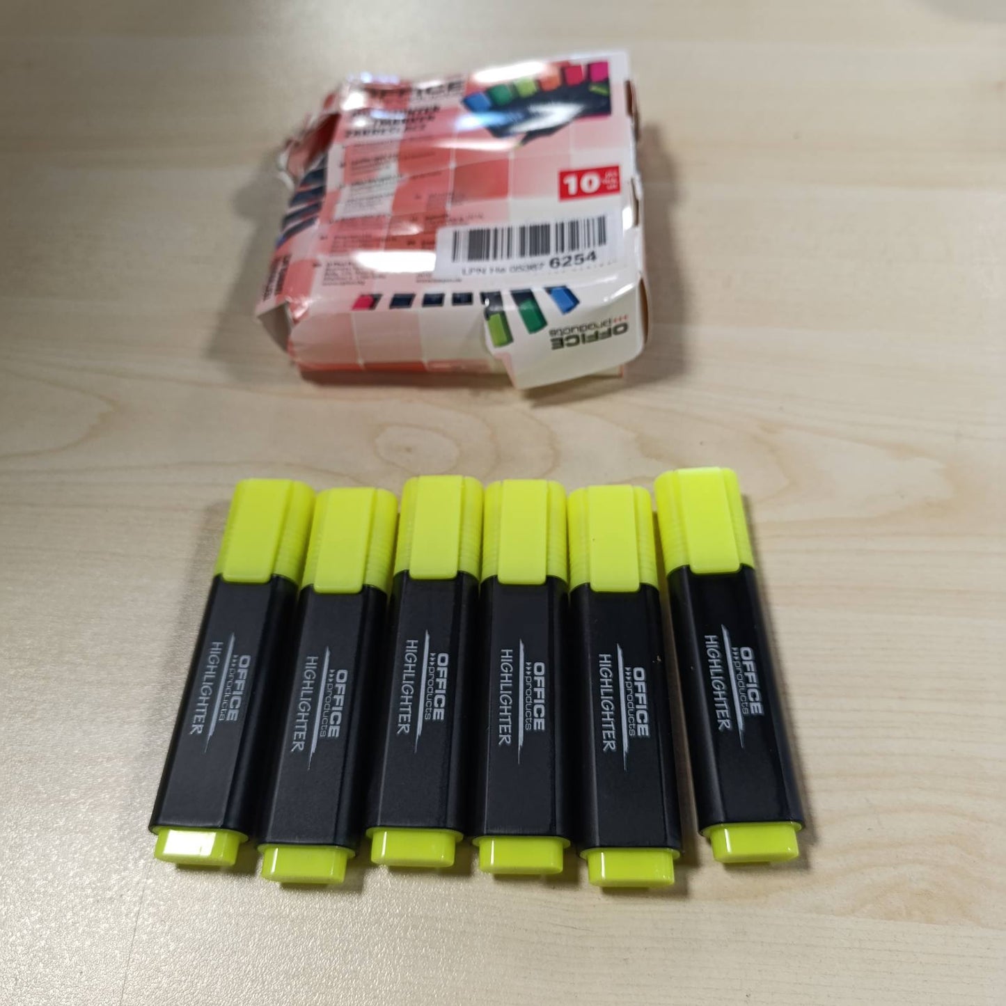 269583 - PRODUKTE PËR ZYRTARËT PRODUKTE Shënues i ndritshëm, pako me 10 copë Ngjyra: E verdhë/Shënues teksti Bojë jo-toksike, majë dalte Ngjyra fluoreshente Cilësi e lartë/Gjerësi vije 1-5 mm, 17055211-06