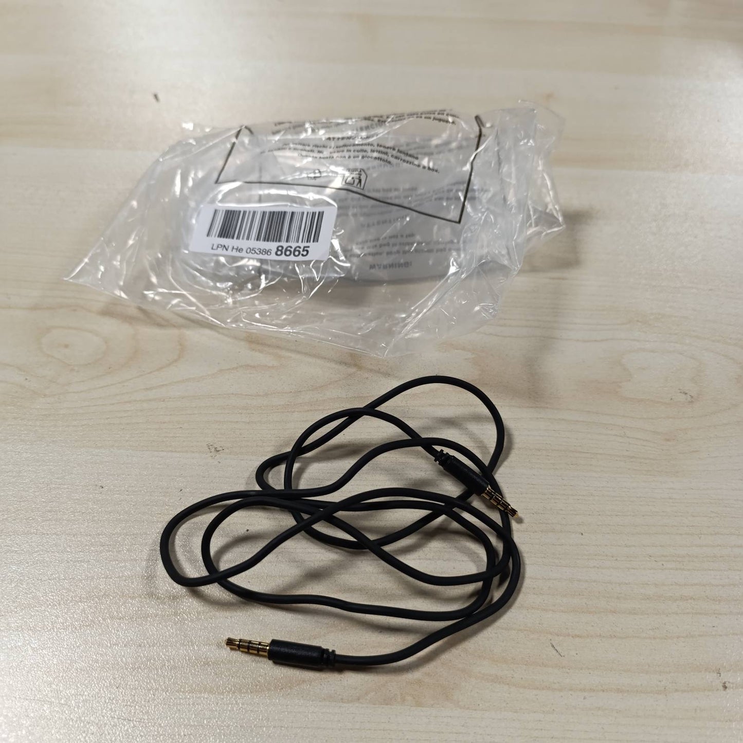 269666 - GOOBAY Kabllo lidhjeje audio AUX 63826, stereo 3.5 mm dhe 4 kunja, e hollë, CU, e zezë, gjatësi kablli 1 m