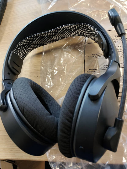 272870 - HYPERX Cloud Jet - Kufje për Lojëra pa tel, 2.4 GHz dhe Bluetooth, për PC, Mac, PS5, PS4, celular, drajverë 40 mm, jetëgjatësi baterie 25 orë, mikrofon i rrotullueshëm për heshtje, dizajn i lehtë, i zi