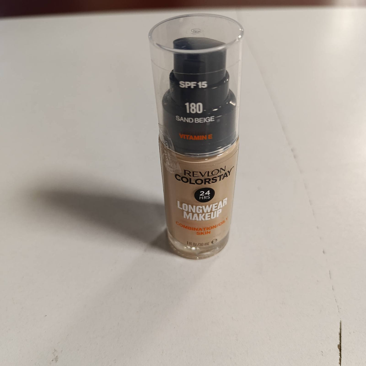 318128 - REVOLON - Fondatinë ColorStay, SPF 15, me Vitaminë E, Mbulim Mesatar-i Lartë, Qëndrueshmëri e Gjatë, Përfundim Mat, I papërshkueshëm nga uji, për lëkurë të kombinuar-të yndyrshme, Nuanca 180, Bezhë Rëre, 30 ml
