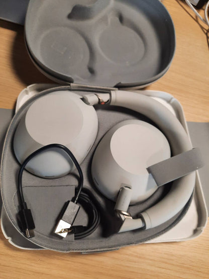 272573 - SONY Kufje pa tel WH-1000XM6, anulim zhurme, tingull me rezolucion të lartë, Bluetooth, të rehatshme, dizajn i palosshëm, çantë mbajtëse magnetike, bateri 30-orëshe, NC e ndezur, iOS dhe Android - argjendi