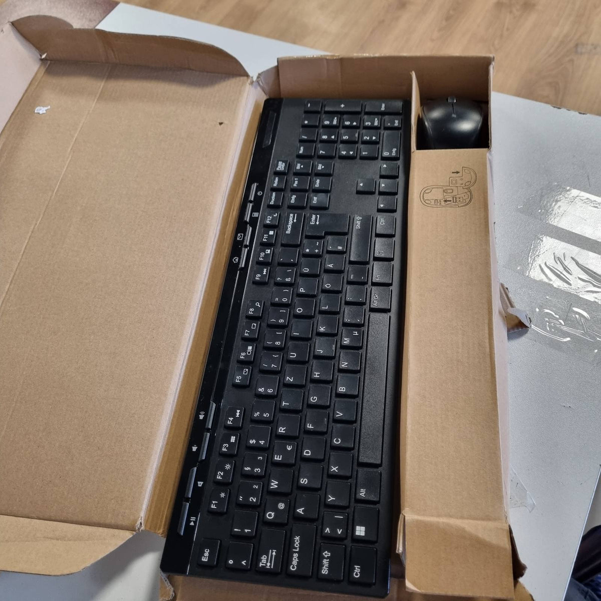 296146 - Amazon Basics Set tastiere dhe mausi pa tel, madhësi të plotë, marrës USB 2.4 GHz, paraqitje gjermane, e zezë