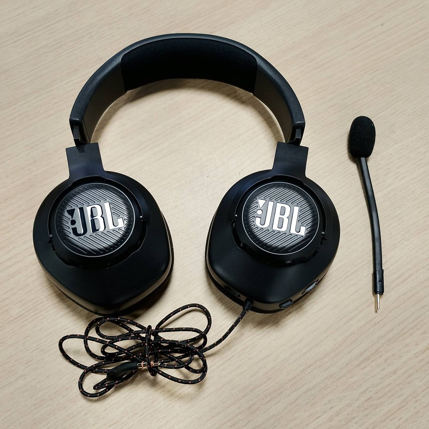 319850 - JBL Kufje për Lojëra me Tel Quantum 100M2, JBL QuantumSOUND Signature, prizë 3.5 mm, kompatibilitet me shumë platforma, mikrofon të shkëputshëm me opsion heshtjeje, të zeza