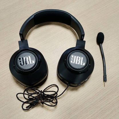 319850 - JBL Kufje për Lojëra me Tel Quantum 100M2, JBL QuantumSOUND Signature, prizë 3.5 mm, kompatibilitet me shumë platforma, mikrofon të shkëputshëm me opsion heshtjeje, të zeza