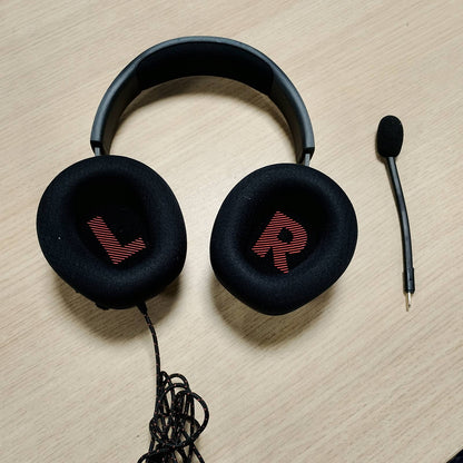 319850 - JBL Kufje për Lojëra me Tel Quantum 100M2, JBL QuantumSOUND Signature, prizë 3.5 mm, kompatibilitet me shumë platforma, mikrofon të shkëputshëm me opsion heshtjeje, të zeza