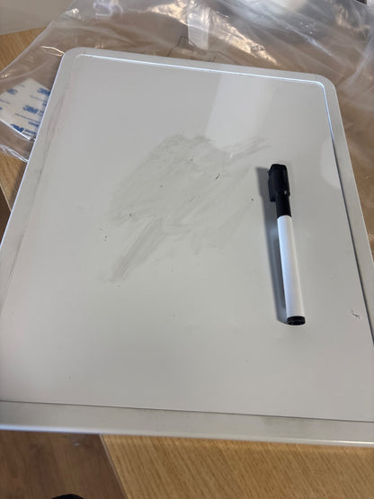 320595 - MR. PEN - TABELË PËR FSHIRJE TË THARË, 14” X 11”, ME NJË SHËNUES TË ZI, TABELË E VOGËL MINI E BARDHË PËR STUDENTË, KORNIZË E BARDHË, PËRFSHIN SHIRITA ME DY ANËSHE