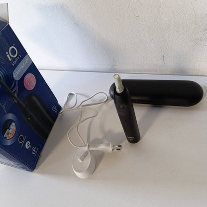315488 - rçë dhëmbësh elektrike iO 2, 1 kokë zëvendësuese, 3 mënyra larjeje, sensor presioni, bateri rikarikueshme, çantë udhëtimi, e zezë