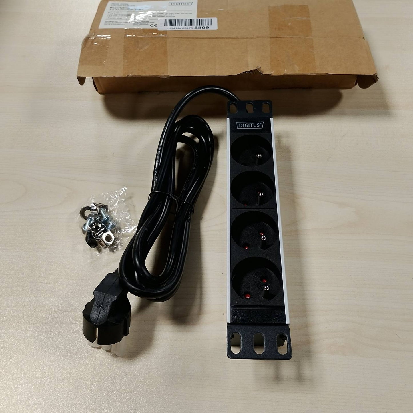 319923 - DIGITUS DN-95418-FR Panel me 4 Priza, 1U, 10 Inç (254 mm), Paraqitje Franceze, I Montueshëm në Rack, Argjend/I Zi