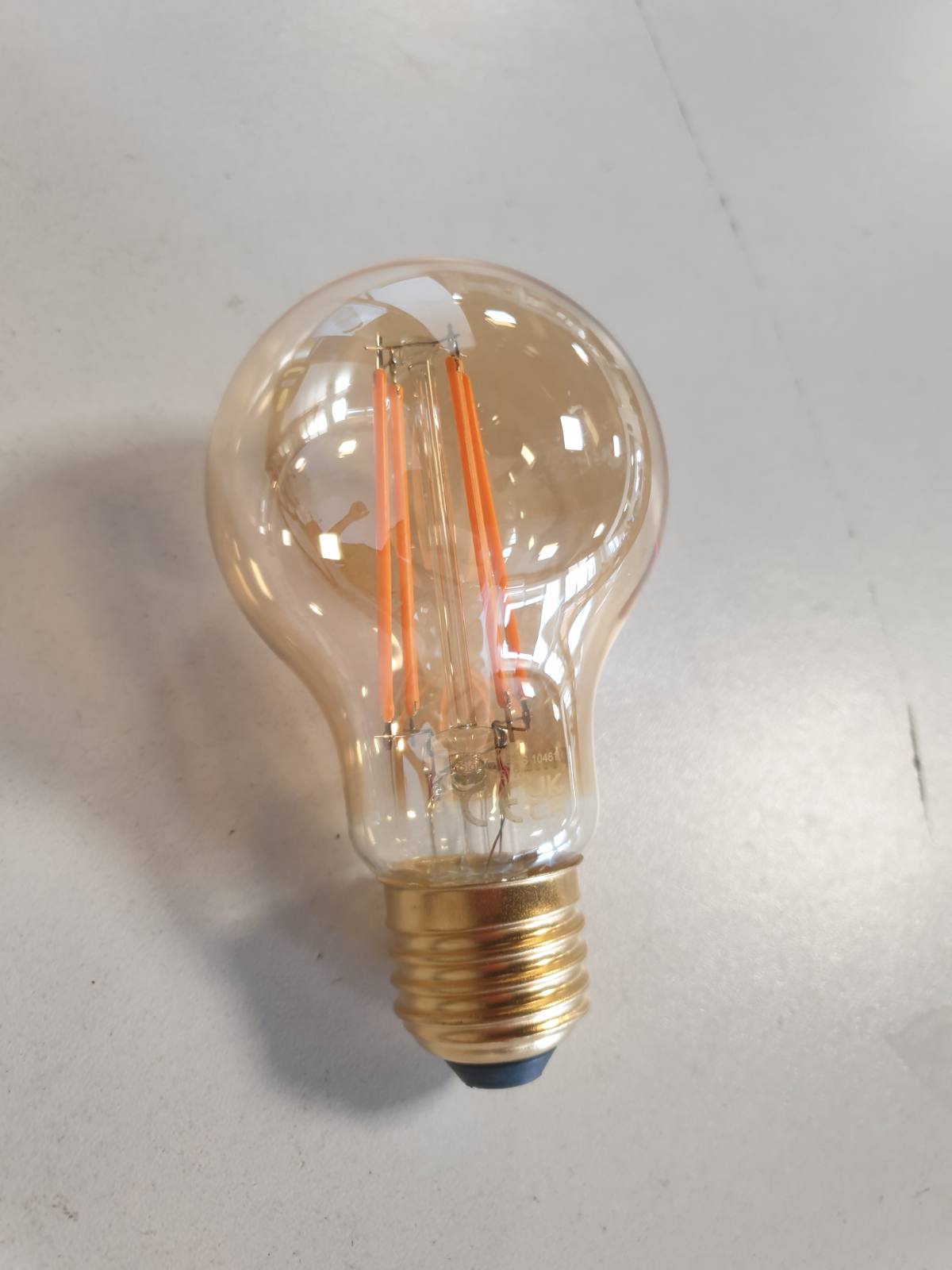 225136 - PHILIPS Llambë LEDclassic E27, ngjyrë ari, zëvendëson 25W, të bardhë të ngrohtë (1800 Kelvin), llambë dekorative