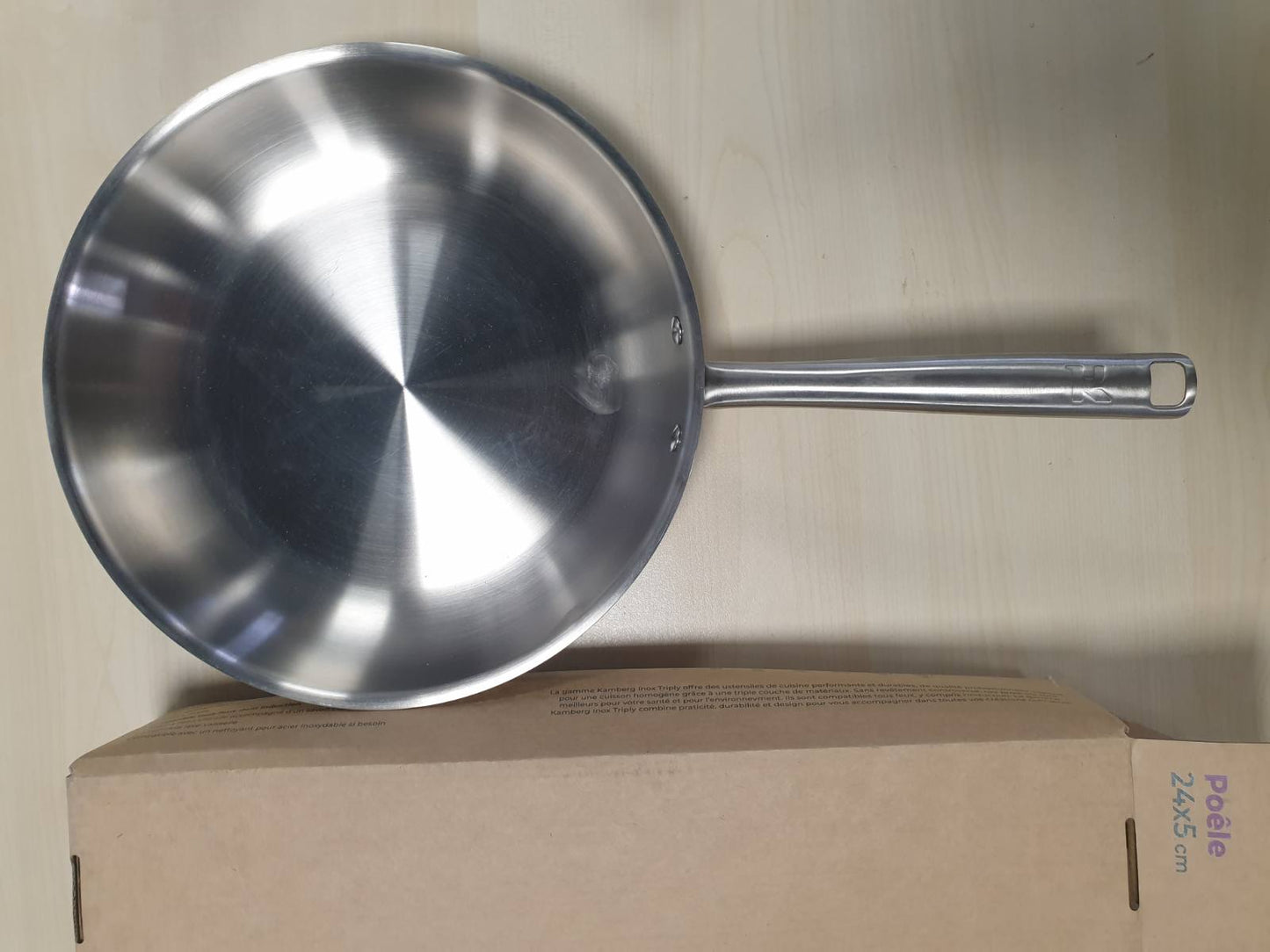 222251 - KAMBERG Tigan trefish prej çeliku inox 24cm, Pa PFAS, I përshtatshëm për të gjitha sobat, përfshirë induksionin dhe furrën, 0008271, Gri