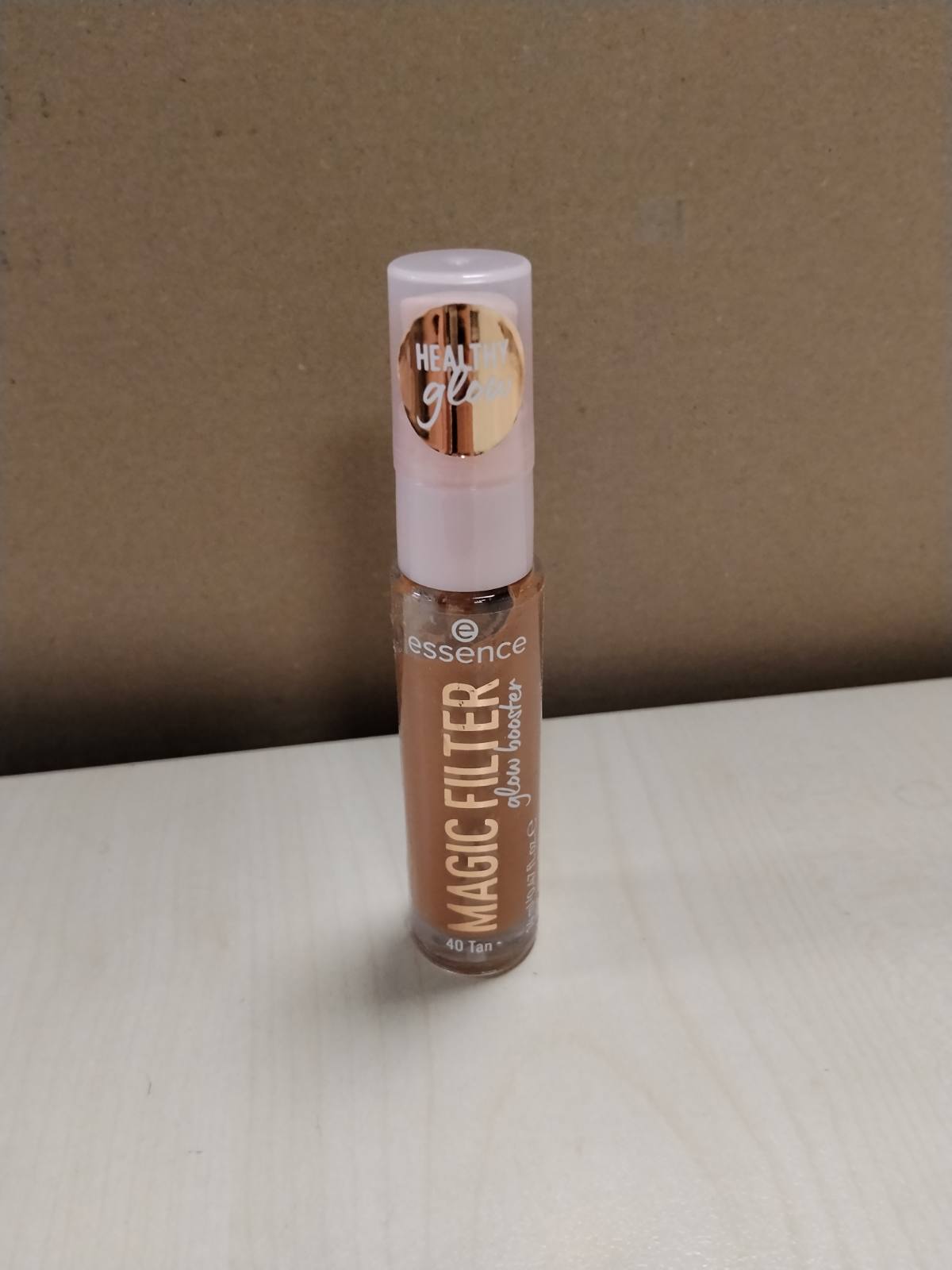 302641 - ESSENCE MAGIC FILTER - Përforcues shkëlqimi, bazë, Nr. 40, nudo, ushqyes, efekt ngjyrosës, fokus i butë, natyral, rrezatues, vegan, pa parfum, pa alkool, pa parabene, 1 pako (14ml)