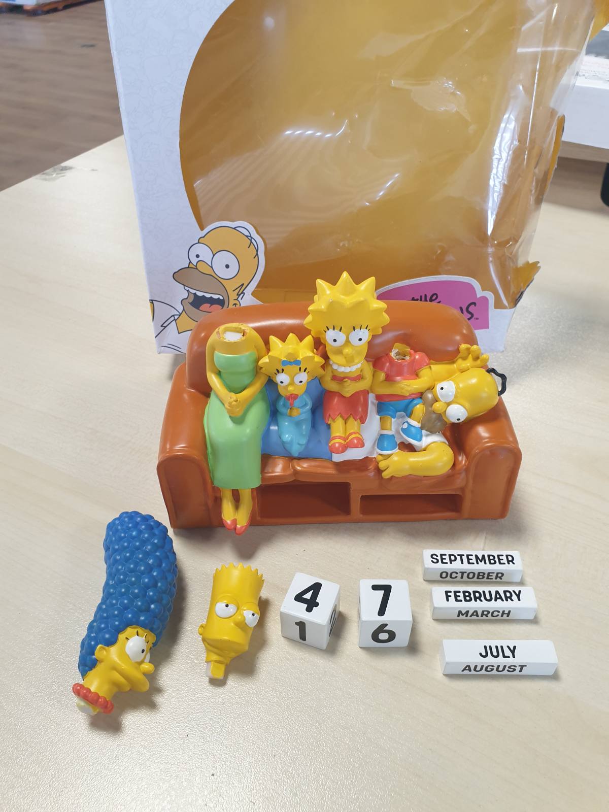 276537 - GRUPO ERIK Kalendari i Përjetshëm Personazhet e The Simpsons - Kalendar 3D i Tavolinës - 17 x 17.7 x 9 cm - Dekor Zyrtar i Zyrës së Produkteve të The Simpsons