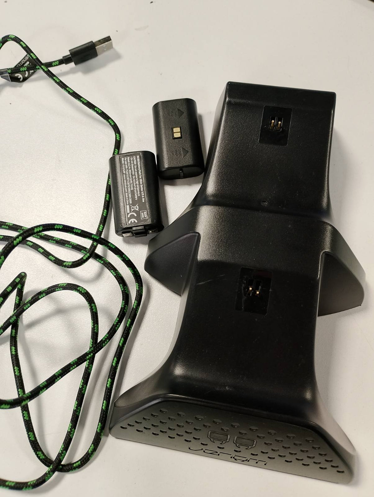 299624 - VENOM Dok i Dyfishtë Karikimi me 2 Pako Baterish të Rikarikueshme - E Zezë për Xbox Series X/S dhe Xbox One