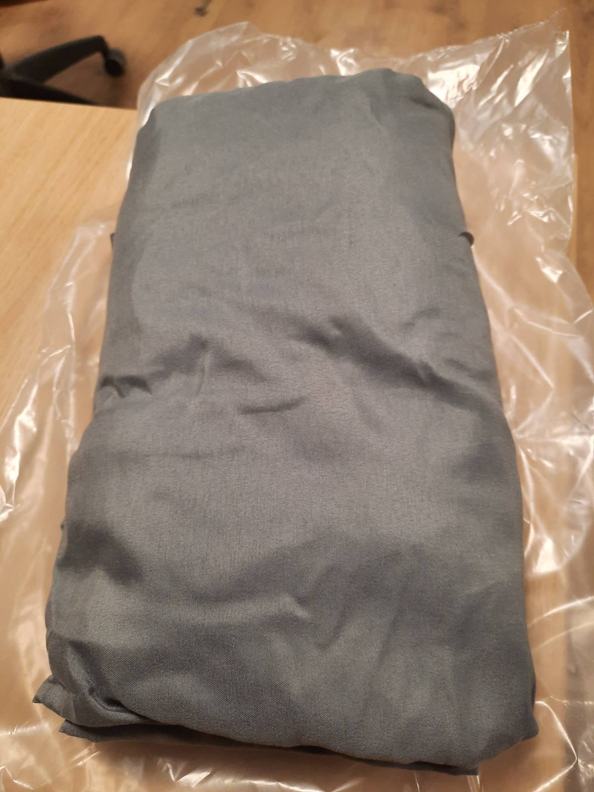 216498 - AMAZON BASICS Çarçaf i montuar me mikrofibër, 90x200cm, Gri e errët, Lartësia e dyshekut deri në 30cm