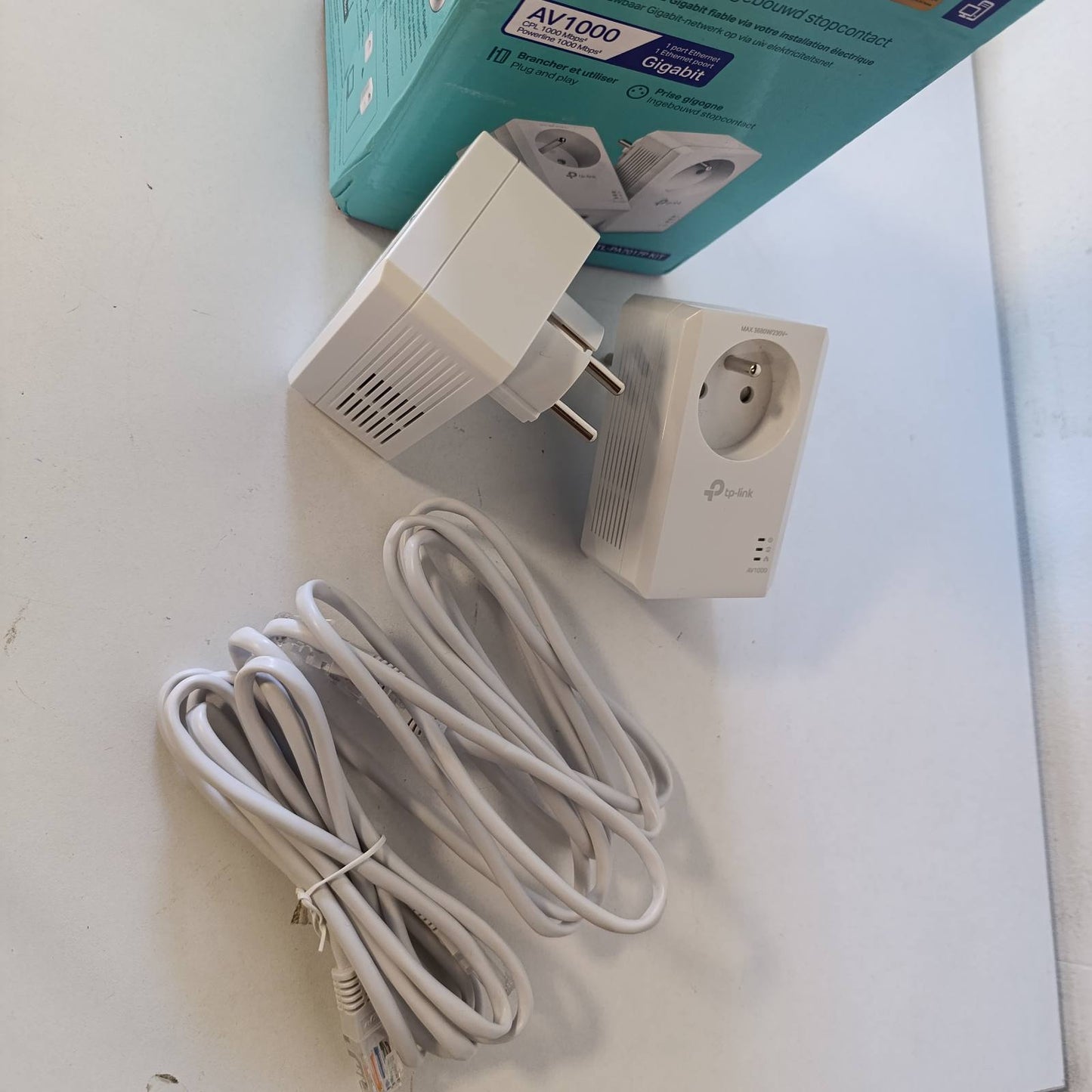 272978 - TP-LINK Adaptues Powerline 1000 Mbps, 1 Portë Gigabit, Prizë e Integruar, Pako me 2, KIT TL-PA7017P (FR)